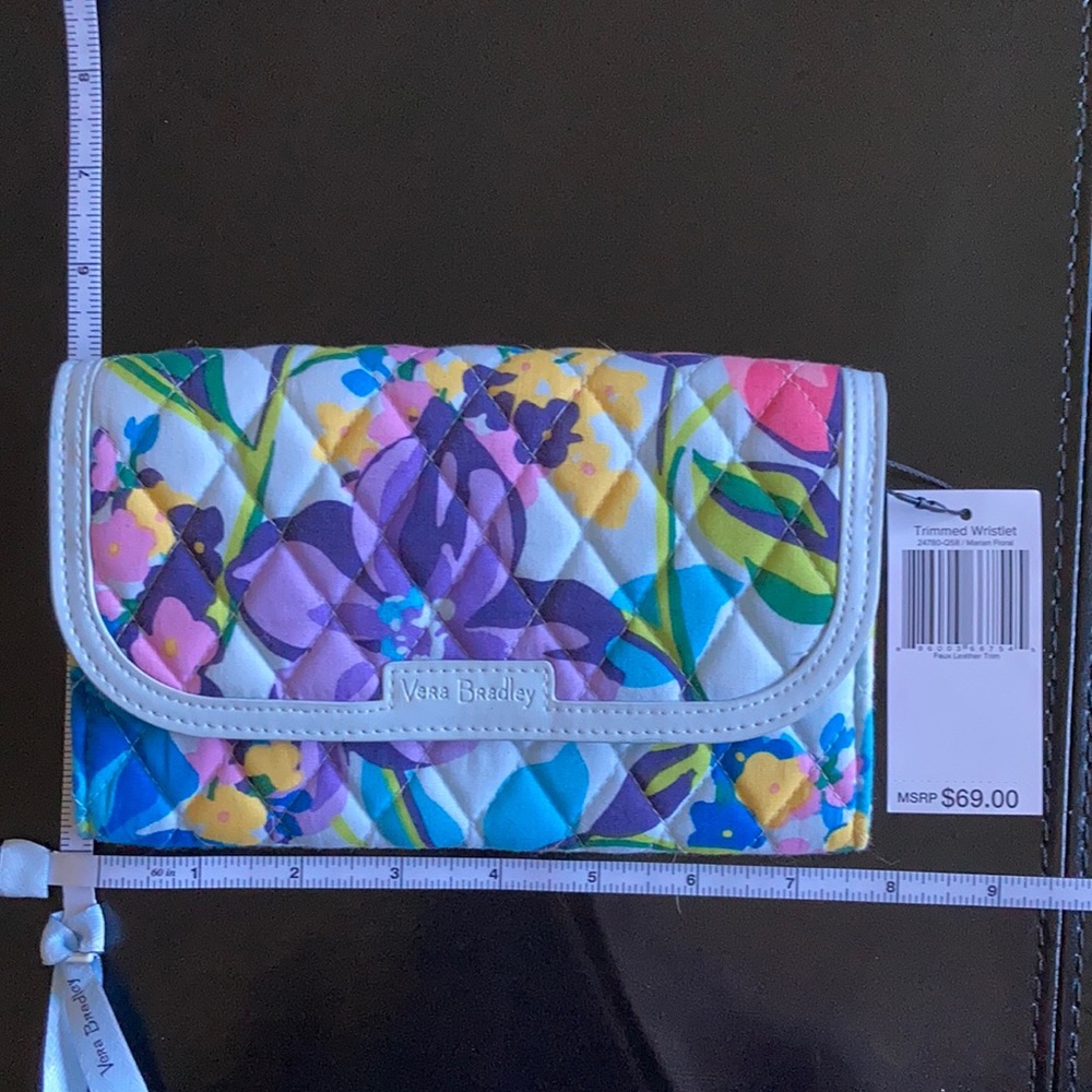 Vera Bradley Trimmed Wristlet Wallet in Marian Floral. NWT